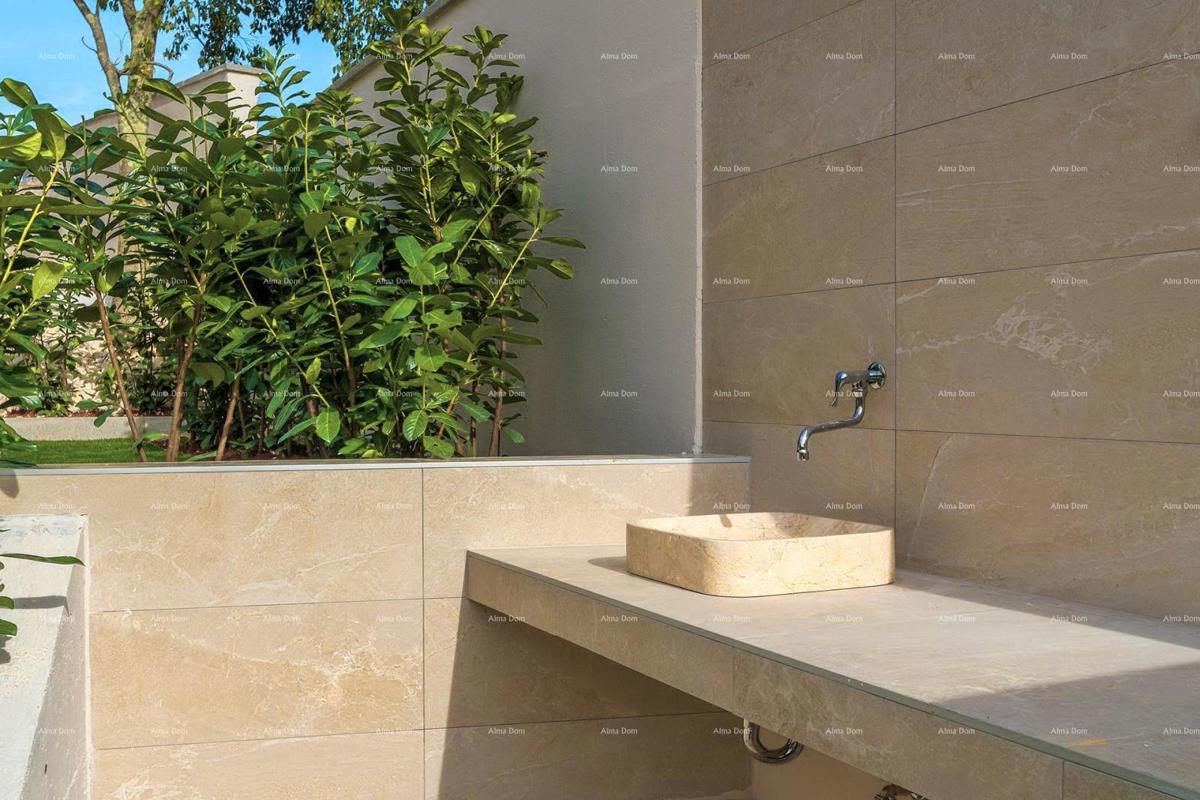 Moderna dvojna hiša s bazenom v mirnem Svetvinčentu, idealna za počitek ali najem!