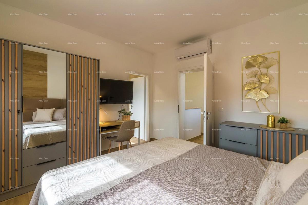 Moderna dvojna hiša s bazenom v mirnem Svetvinčentu, idealna za počitek ali najem!