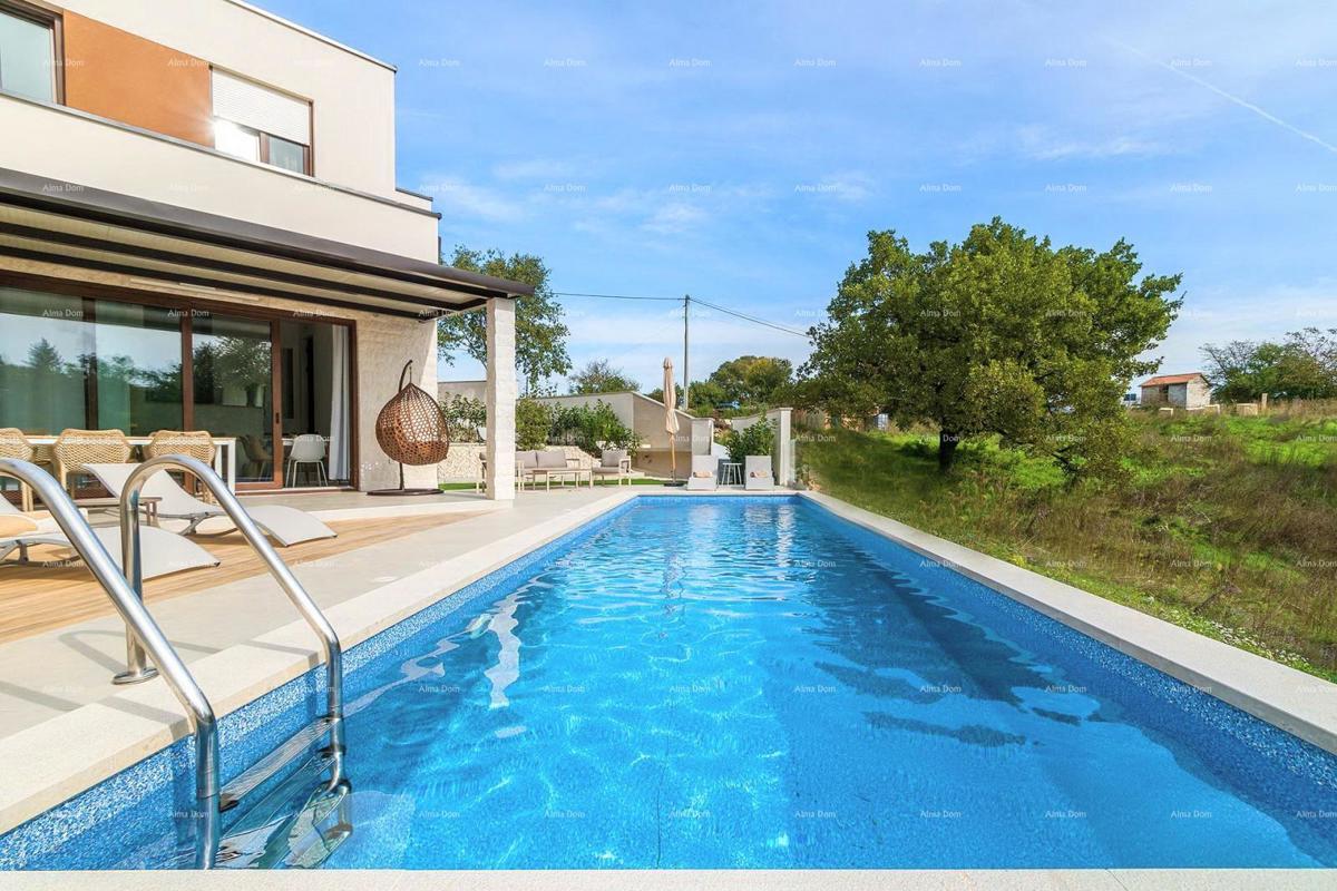 Moderna dvojna hiša s bazenom v mirnem Svetvinčentu, idealna za počitek ali najem!