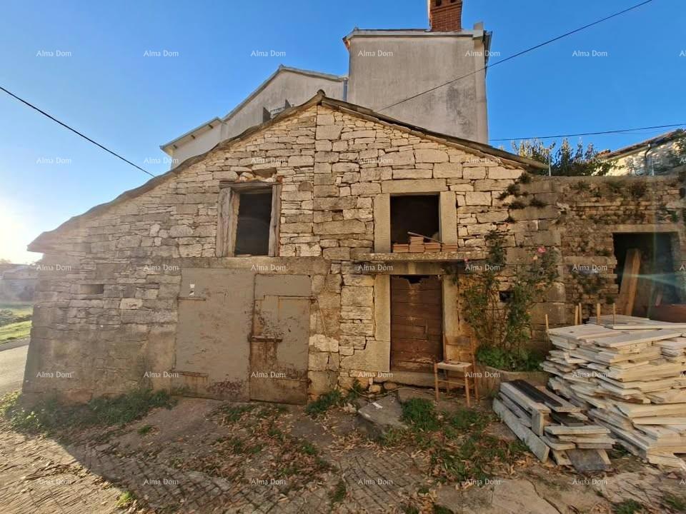 Stara kamena hiša z dvoriščem, blizu Pazina