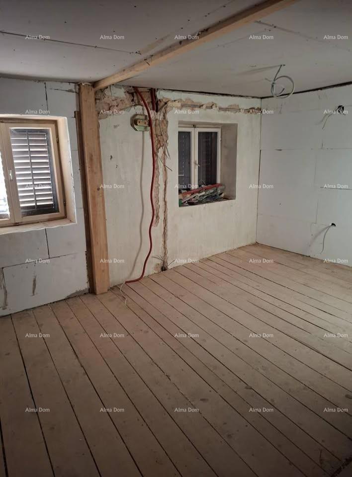 Stara kamena hiša z dvoriščem, blizu Pazina