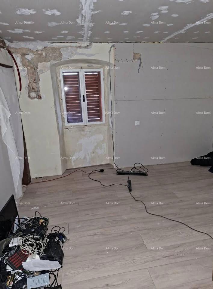 Stara kamena hiša z dvoriščem, blizu Pazina