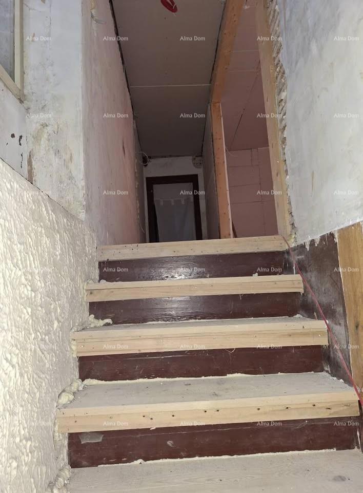 Stara kamena hiša z dvoriščem, blizu Pazina