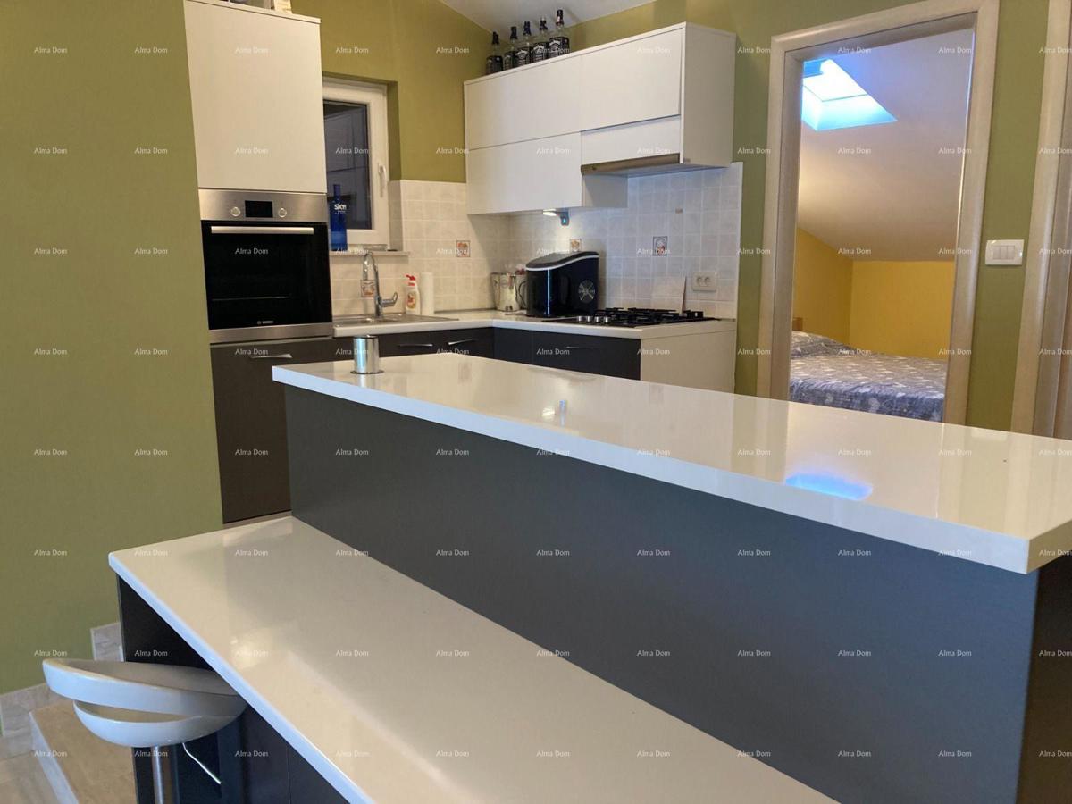 Prodaja - Prvi red do morja! Moderna, prostorna hiša s 4 ločenimi stanovanji, garažo in pomolom, Rogoznica.