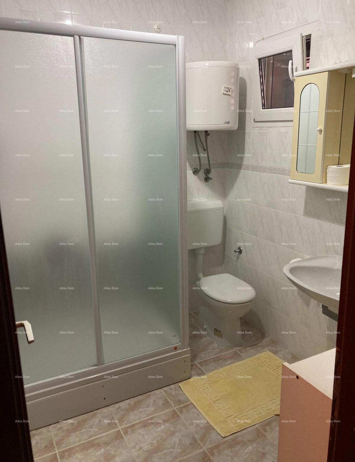 Prodaja - Prvi red do morja! Moderna, prostorna hiša s 4 ločenimi stanovanji, garažo in pomolom, Rogoznica.