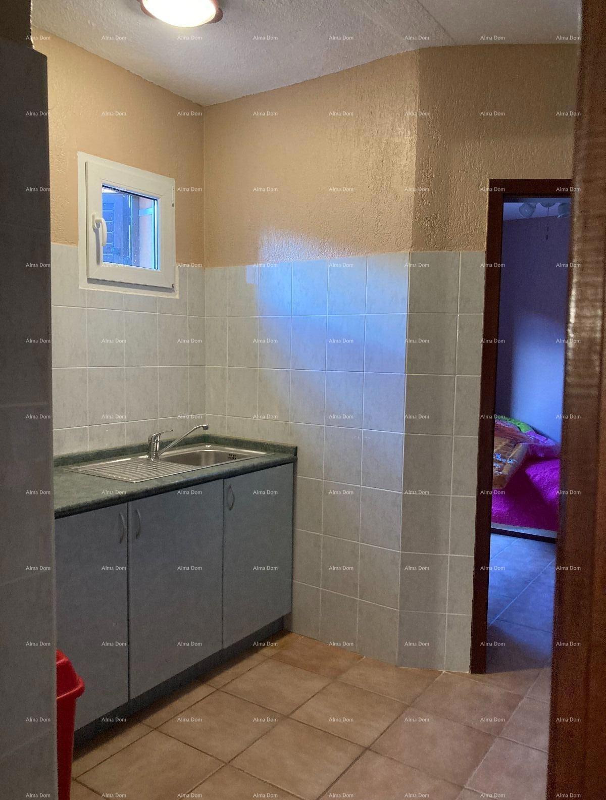 Prodaja - Prvi red do morja! Moderna, prostorna hiša s 4 ločenimi stanovanji, garažo in pomolom, Rogoznica.