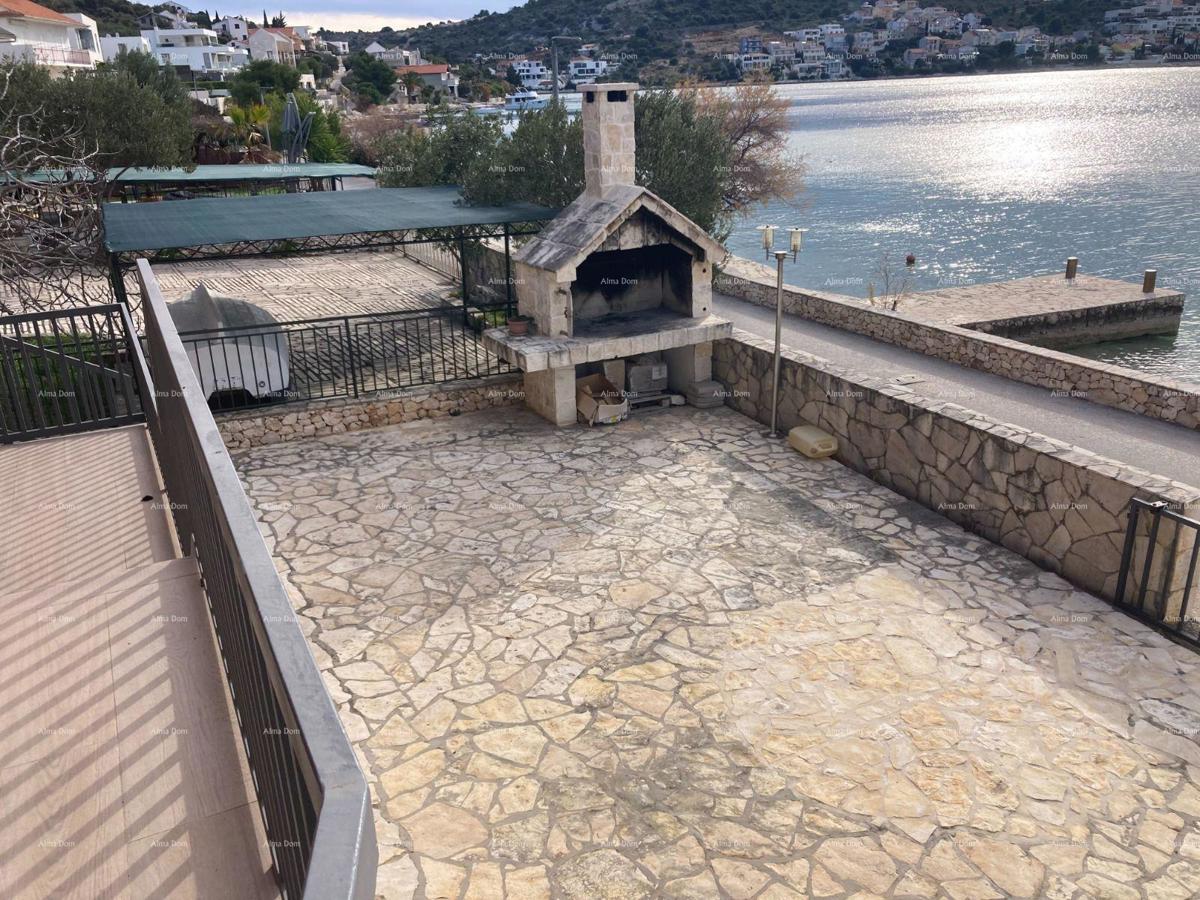 Prodaja - Prvi red do morja! Moderna, prostorna hiša s 4 ločenimi stanovanji, garažo in pomolom, Rogoznica.