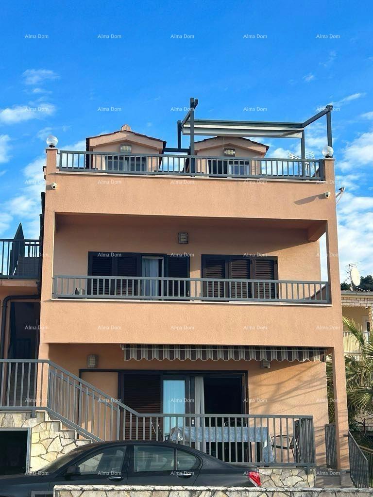 Prodaja - Prvi red do morja! Moderna, prostorna hiša s 4 ločenimi stanovanji, garažo in pomolom, Rogoznica.