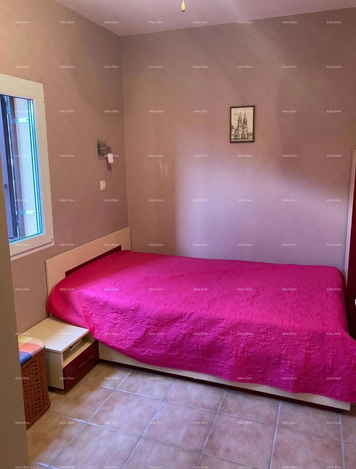 Prodaja - Prvi red do morja! Moderna, prostorna hiša s 4 ločenimi stanovanji, garažo in pomolom, Rogoznica.