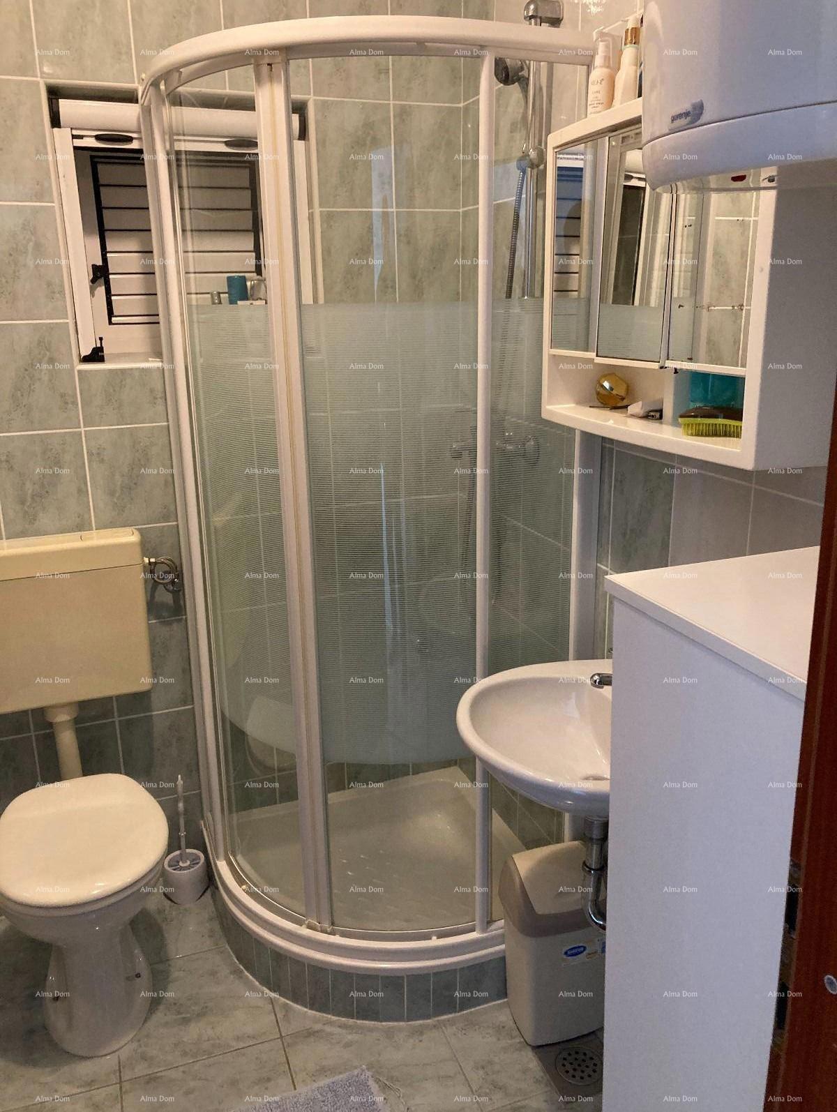 Prodaja - Prvi red do morja! Moderna, prostorna hiša s 4 ločenimi stanovanji, garažo in pomolom, Rogoznica.