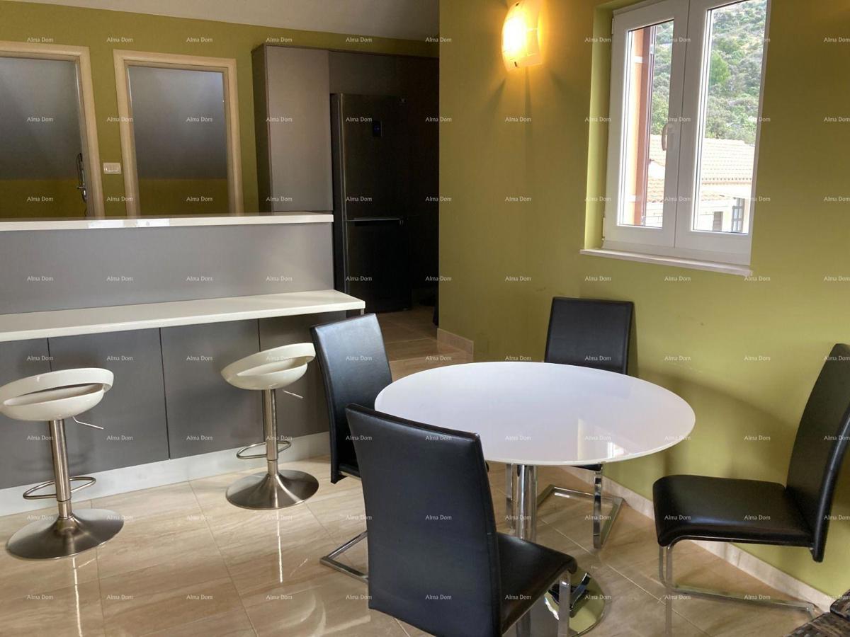 Prodaja - Prvi red do morja! Moderna, prostorna hiša s 4 ločenimi stanovanji, garažo in pomolom, Rogoznica.