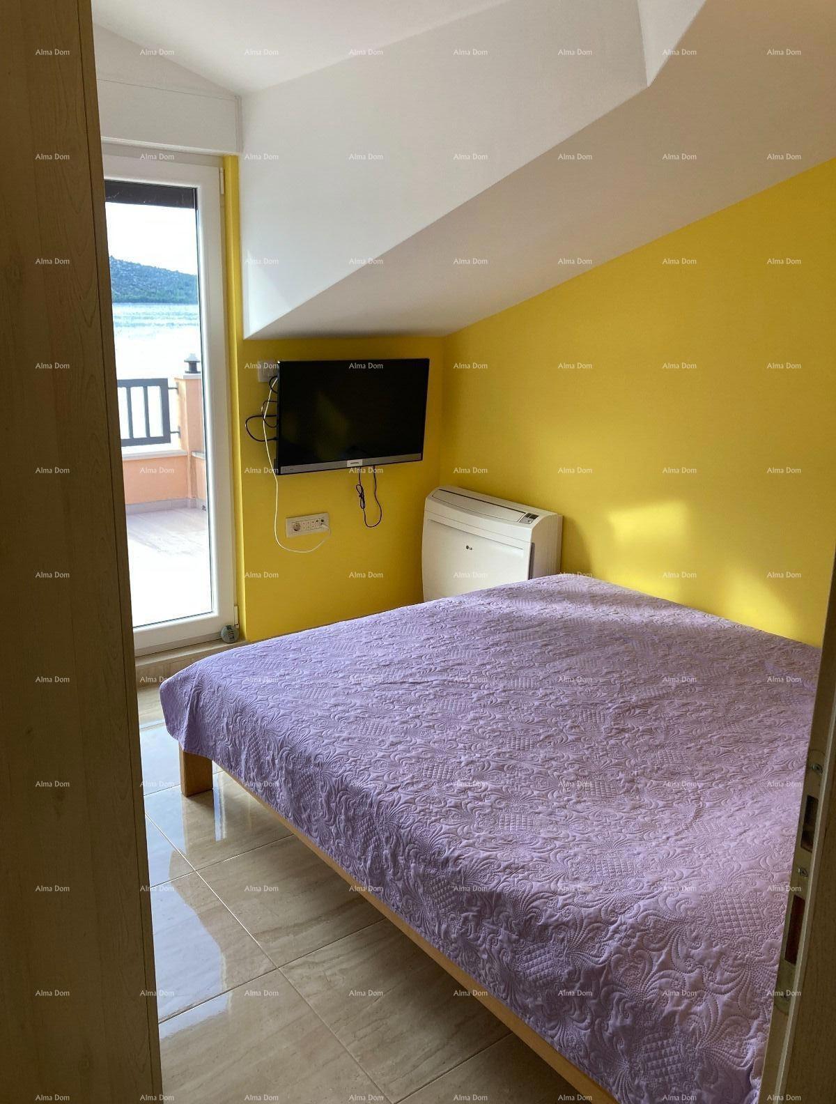 Prodaja - Prvi red do morja! Moderna, prostorna hiša s 4 ločenimi stanovanji, garažo in pomolom, Rogoznica.