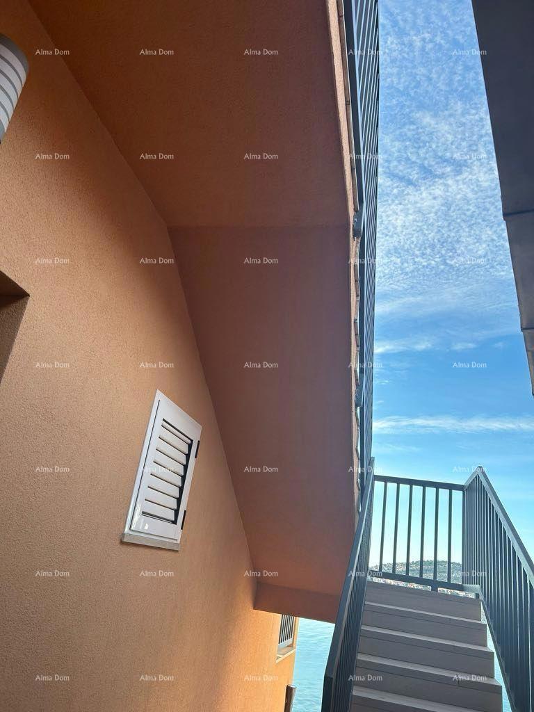 Prodaja - Prvi red do morja! Moderna, prostorna hiša s 4 ločenimi stanovanji, garažo in pomolom, Rogoznica.