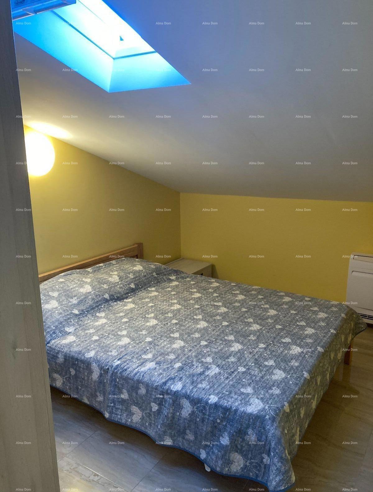 Prodaja - Prvi red do morja! Moderna, prostorna hiša s 4 ločenimi stanovanji, garažo in pomolom, Rogoznica.