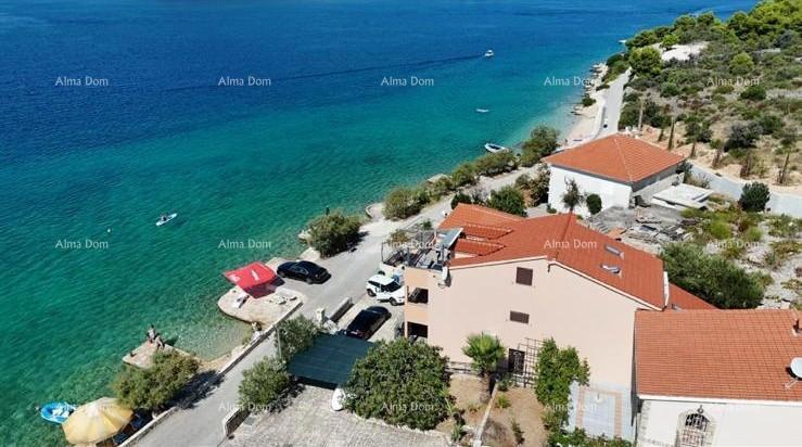 Prodaja - Prvi red do morja! Moderna, prostorna hiša s 4 ločenimi stanovanji, garažo in pomolom, Rogoznica.