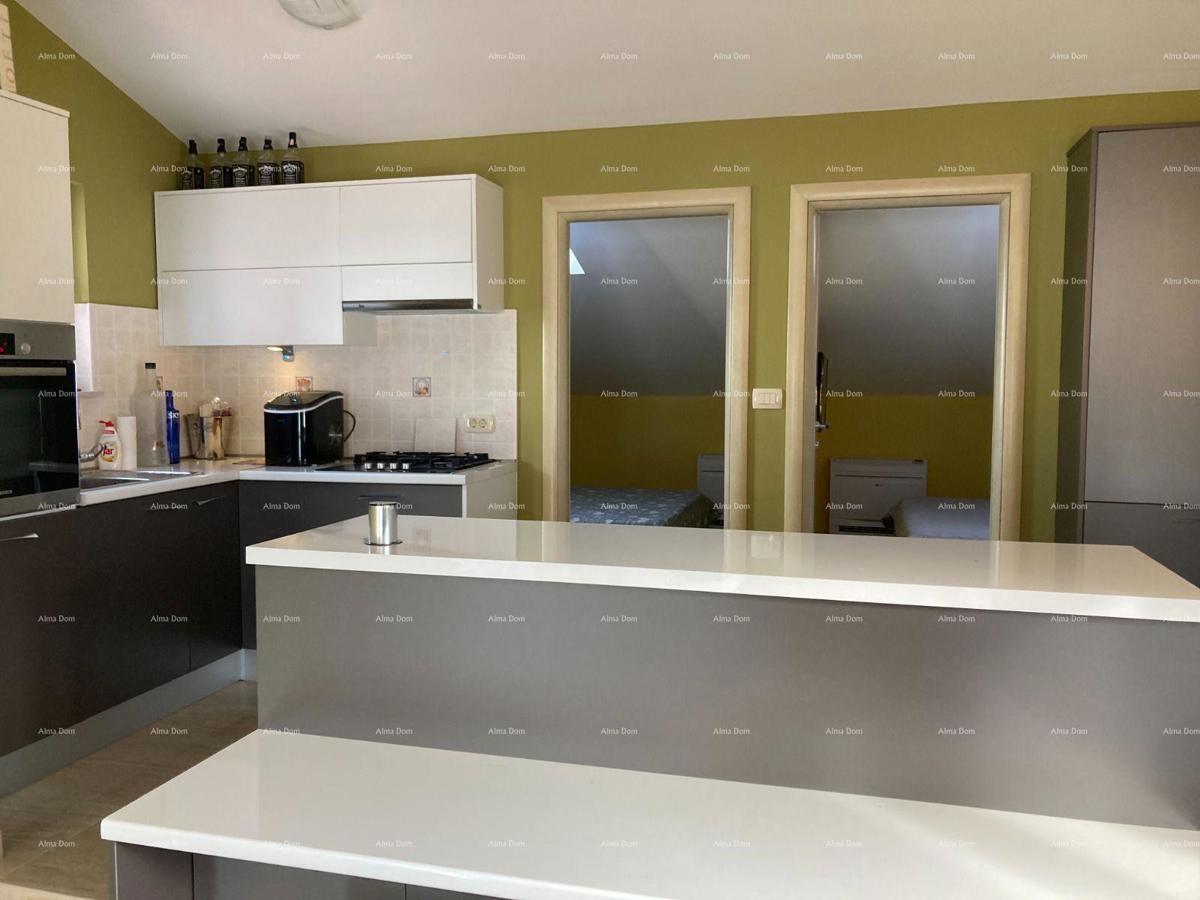 Prodaja - Prvi red do morja! Moderna, prostorna hiša s 4 ločenimi stanovanji, garažo in pomolom, Rogoznica.