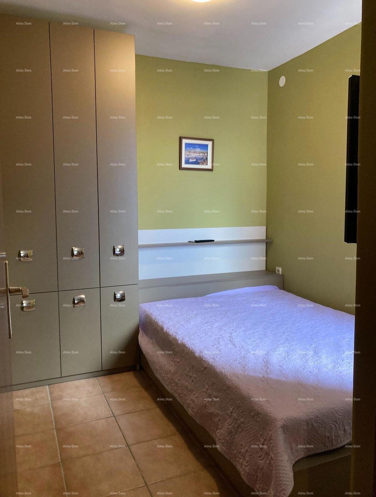 Prodaja - Prvi red do morja! Moderna, prostorna hiša s 4 ločenimi stanovanji, garažo in pomolom, Rogoznica.