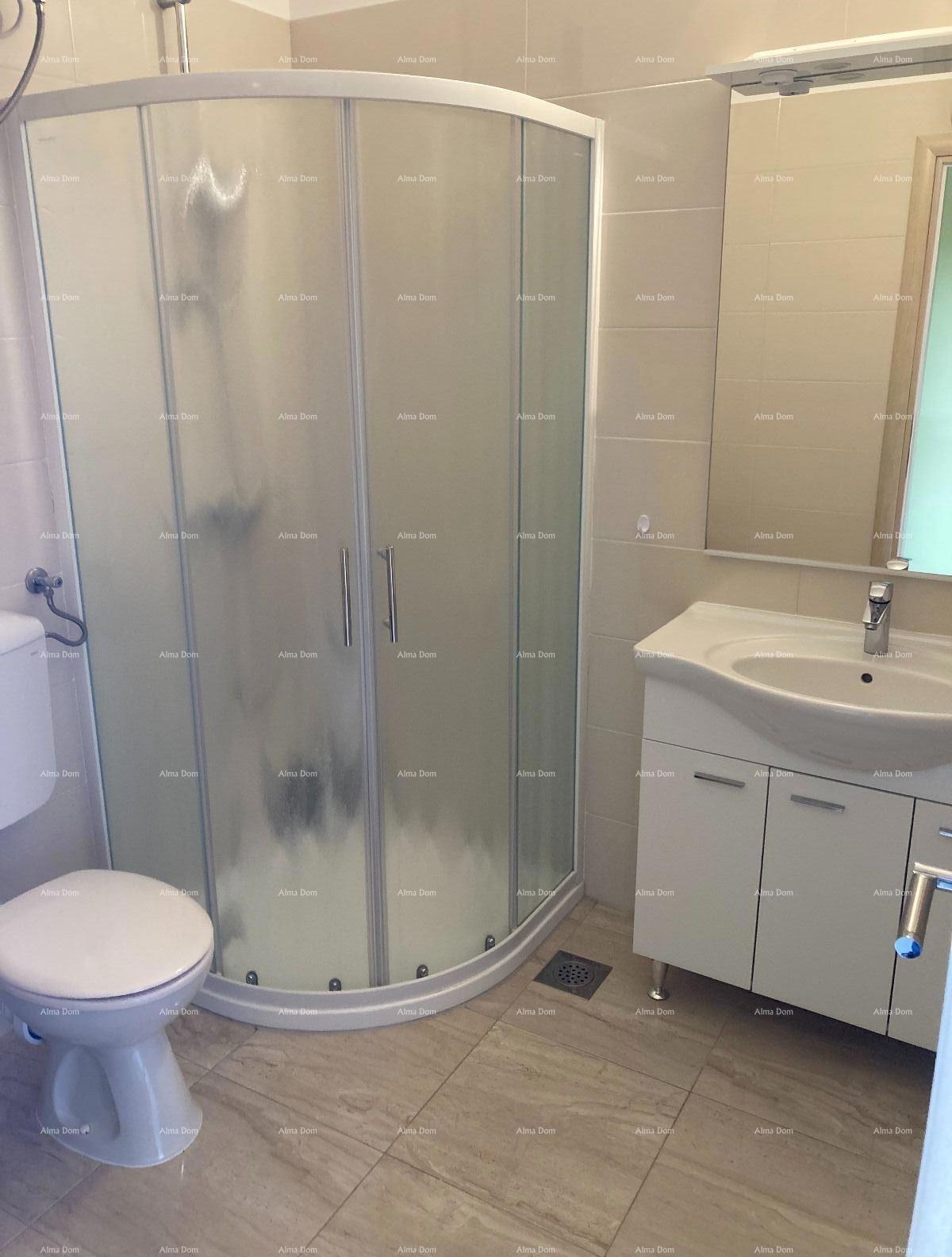 Prodaja - Prvi red do morja! Moderna, prostorna hiša s 4 ločenimi stanovanji, garažo in pomolom, Rogoznica.