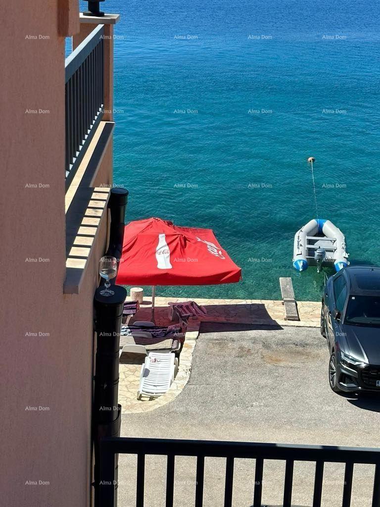 Prodaja - Prvi red do morja! Moderna, prostorna hiša s 4 ločenimi stanovanji, garažo in pomolom, Rogoznica.