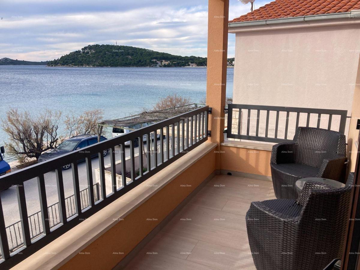 Prodaja - Prvi red do morja! Moderna, prostorna hiša s 4 ločenimi stanovanji, garažo in pomolom, Rogoznica.