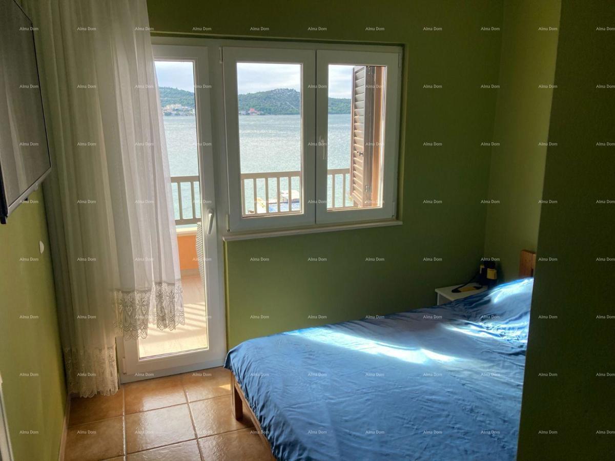 Prodaja - Prvi red do morja! Moderna, prostorna hiša s 4 ločenimi stanovanji, garažo in pomolom, Rogoznica.