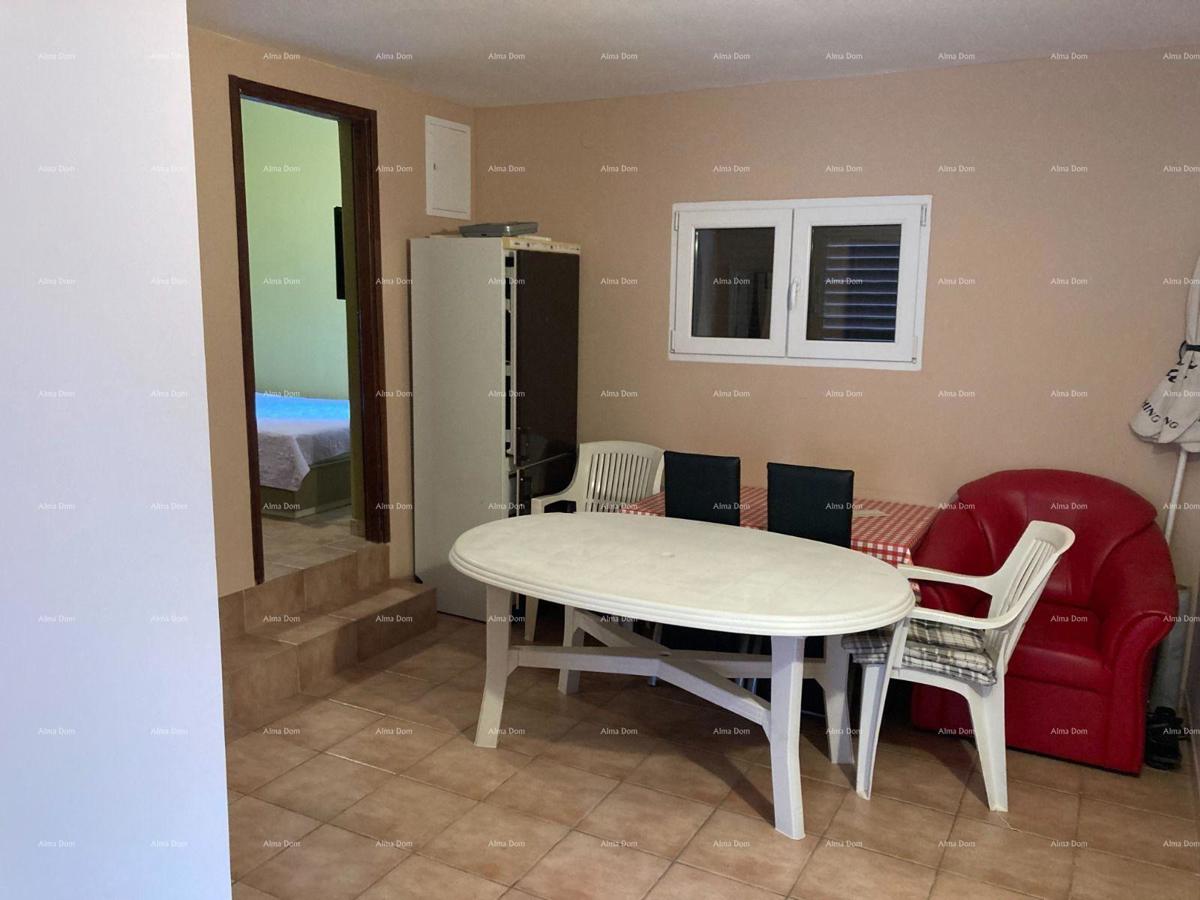 Prodaja - Prvi red do morja! Moderna, prostorna hiša s 4 ločenimi stanovanji, garažo in pomolom, Rogoznica.