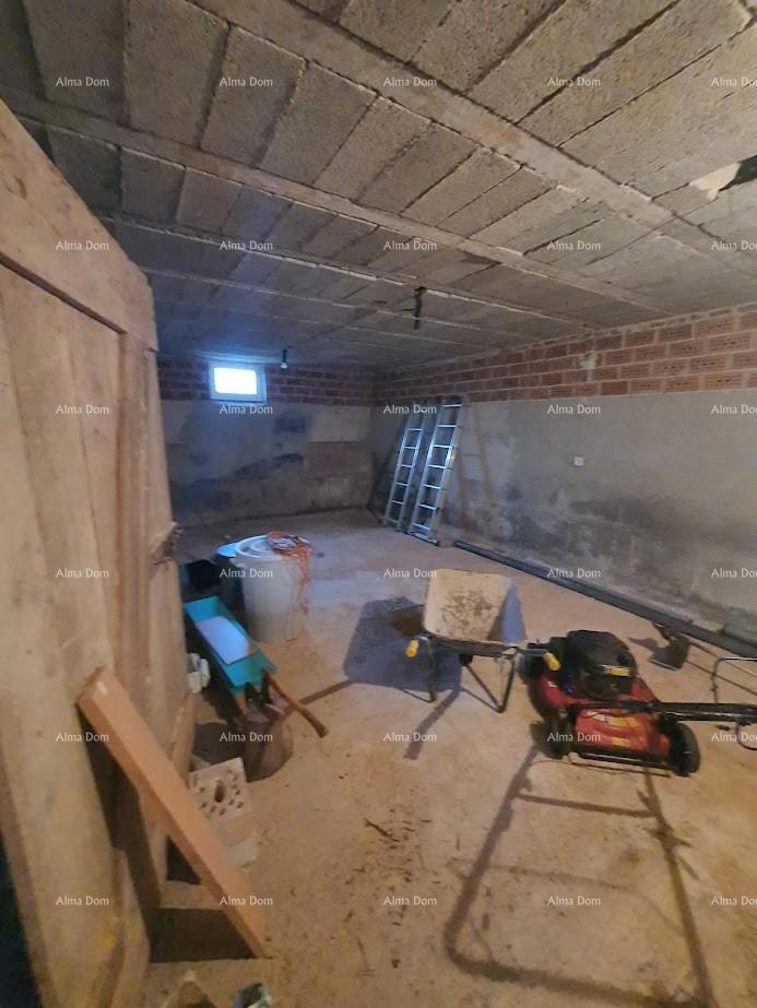 Družinska hiša z garažo, kletjo in možnostjo nakupa dodatnega zemljišča – 30 min od Pule