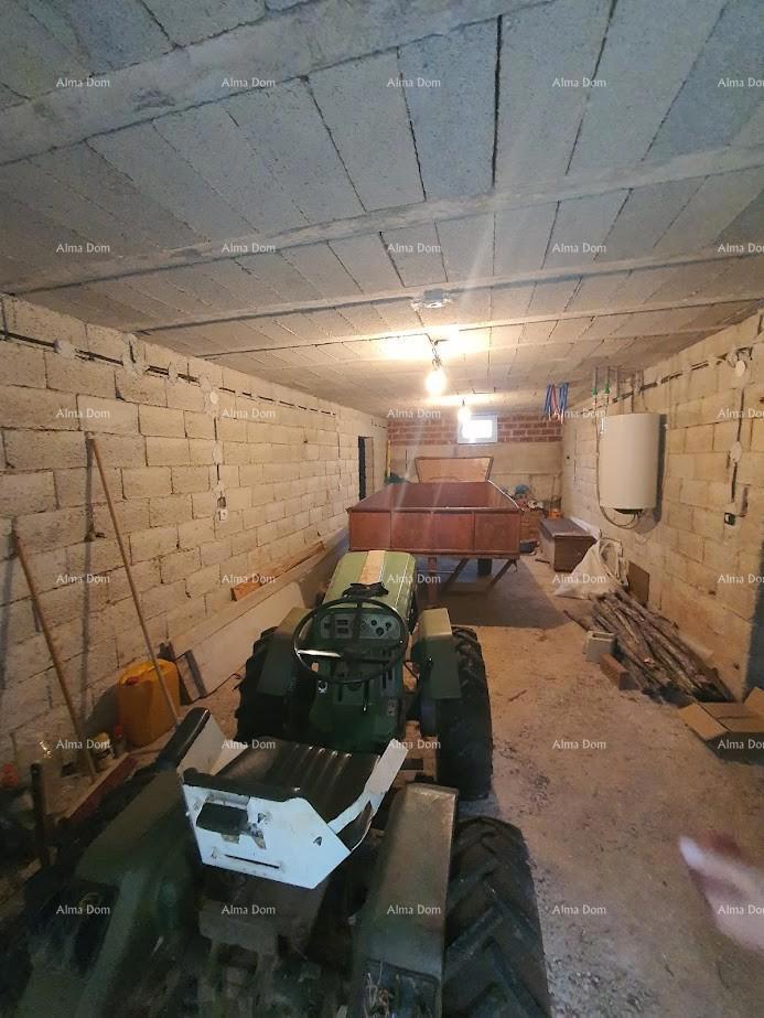 Družinska hiša z garažo, kletjo in možnostjo nakupa dodatnega zemljišča – 30 min od Pule