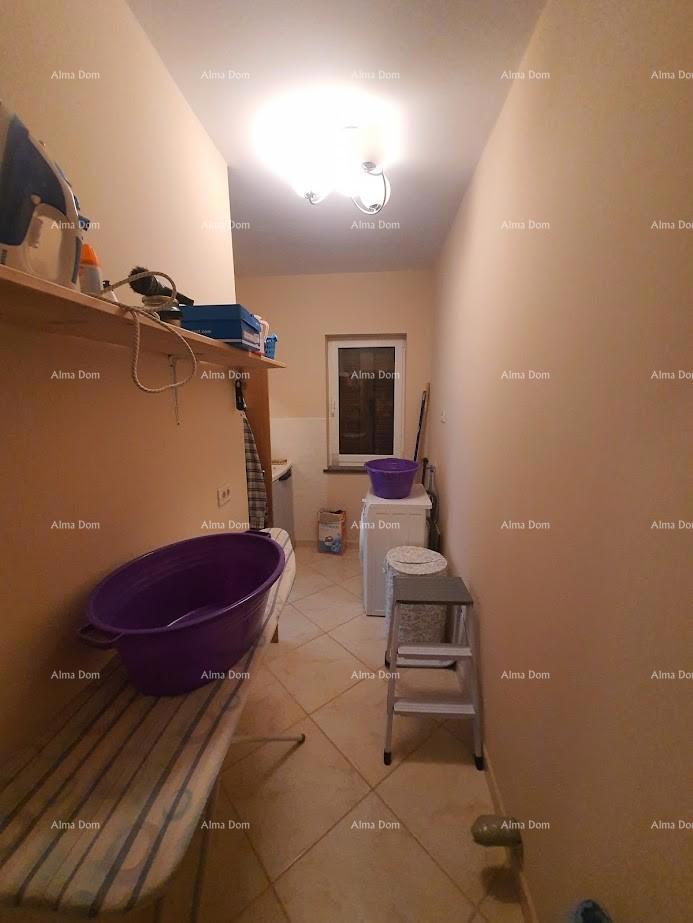 Družinska hiša z garažo, kletjo in možnostjo nakupa dodatnega zemljišča – 30 min od Pule