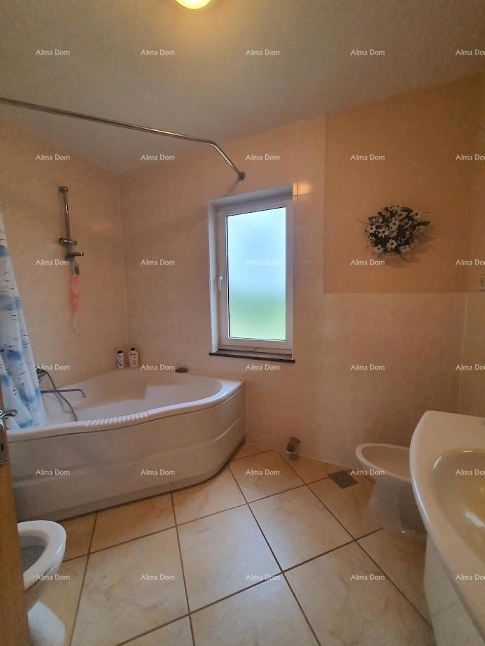 Družinska hiša z garažo, kletjo in možnostjo nakupa dodatnega zemljišča – 30 min od Pule