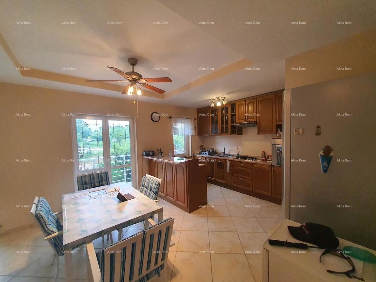 Družinska hiša z garažo, kletjo in možnostjo nakupa dodatnega zemljišča – 30 min od Pule