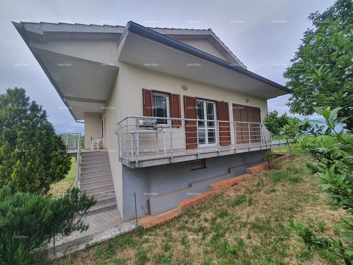 Družinska hiša z garažo, kletjo in možnostjo nakupa dodatnega zemljišča – 30 min od Pule