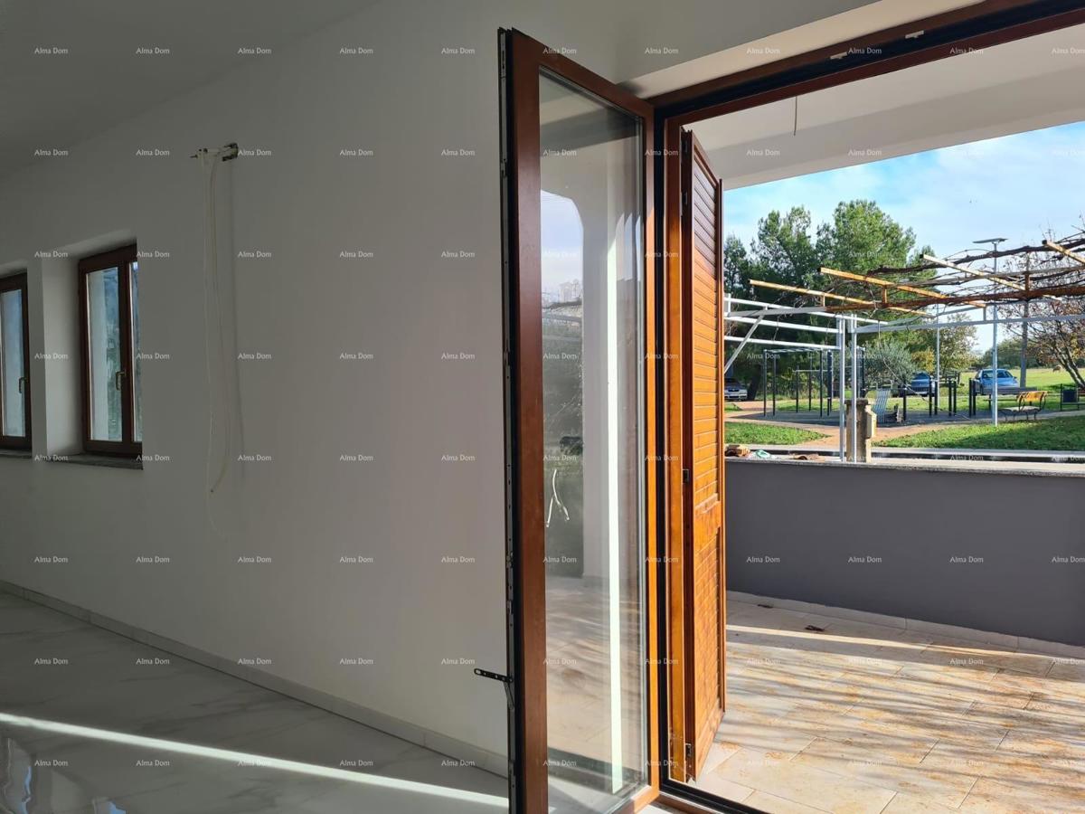 Poreč – prostoren stan v pritličju s dvoriščem