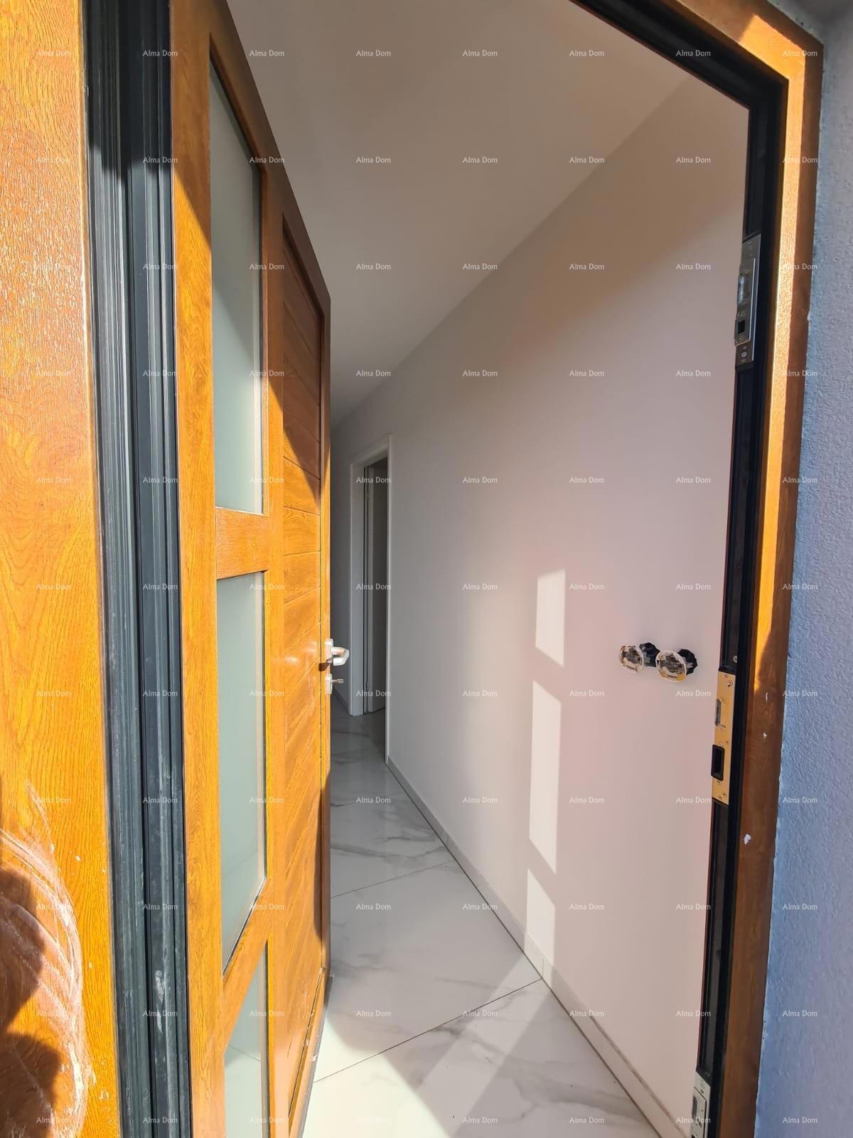 Poreč – prostoren stan v pritličju s dvoriščem