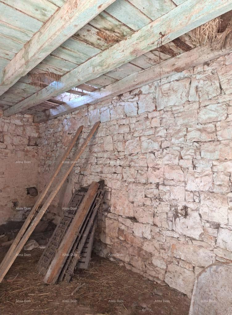 Na prodaju: Avtentična kamnita hiša s dvoriščem – Vodnjan.