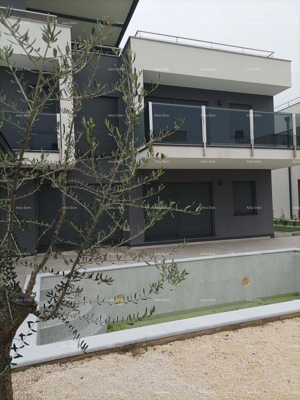 Moderna počitniška vila v zaprtem kompleksu z vilami na morski obali.