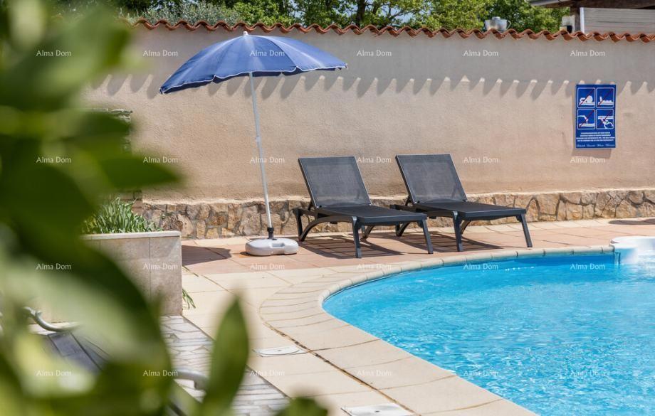 Okolica Poreča – hiša, 300 m2, z dvema apartmajema in bazenom