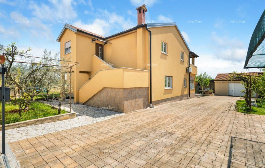 Okolica Poreča – hiša, 300 m2, z dvema apartmajema in bazenom