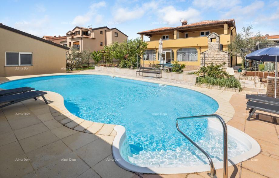 Okolica Poreča – hiša, 300 m2, z dvema apartmajema in bazenom