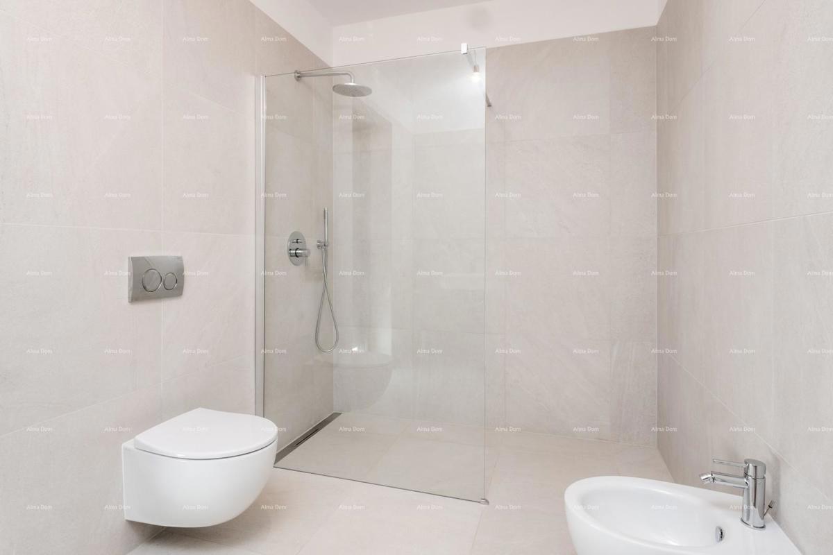 Luksuzna družinska hiša s bazenom na prodaj v Labincih, blizu Poreča