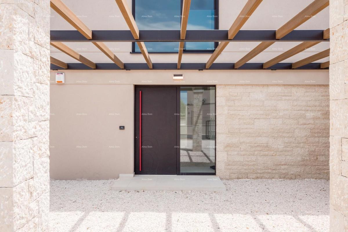 Luksuzna družinska hiša s bazenom na prodaj v Labincih, blizu Poreča