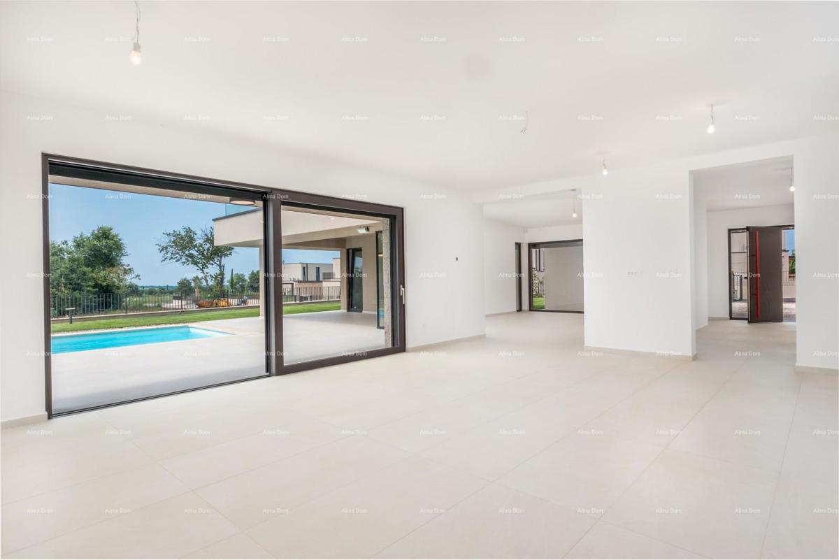 Luksuzna družinska hiša s bazenom na prodaj v Labincih, blizu Poreča