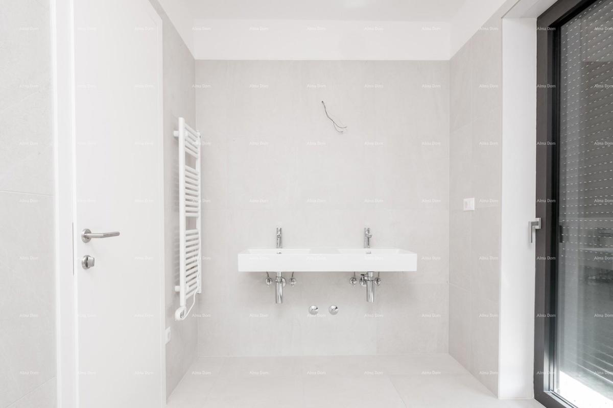 Luksuzna družinska hiša s bazenom na prodaj v Labincih, blizu Poreča