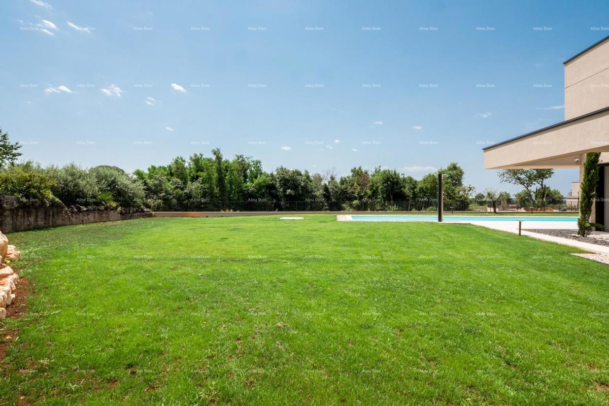 Luksuzna družinska hiša s bazenom na prodaj v Labincih, blizu Poreča