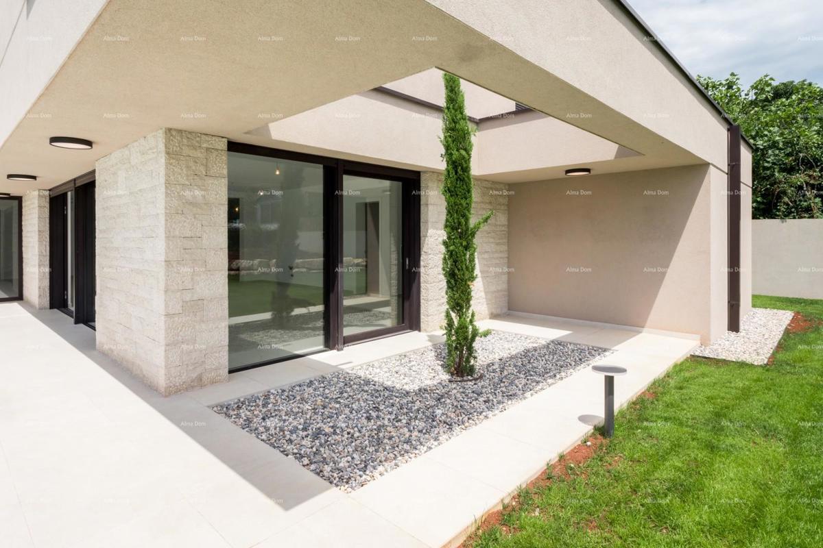 Luksuzna družinska hiša s bazenom na prodaj v Labincih, blizu Poreča