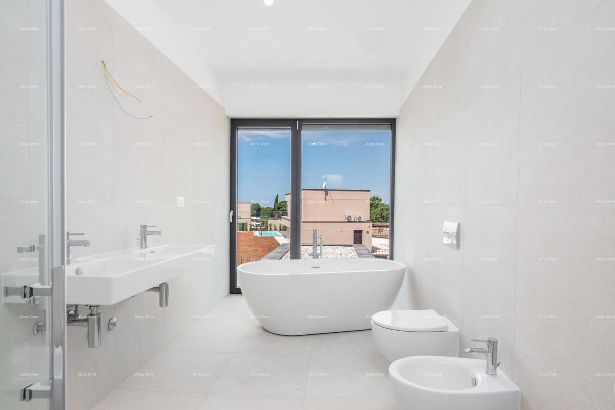 Luksuzna družinska hiša s bazenom na prodaj v Labincih, blizu Poreča