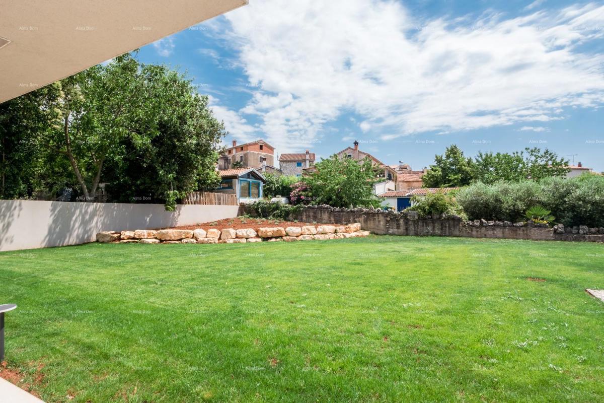 Luksuzna družinska hiša s bazenom na prodaj v Labincih, blizu Poreča