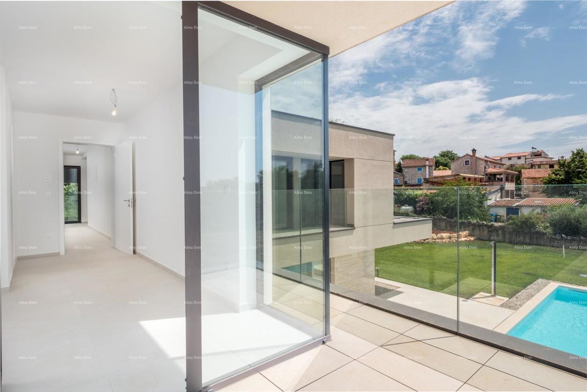 Luksuzna družinska hiša s bazenom na prodaj v Labincih, blizu Poreča