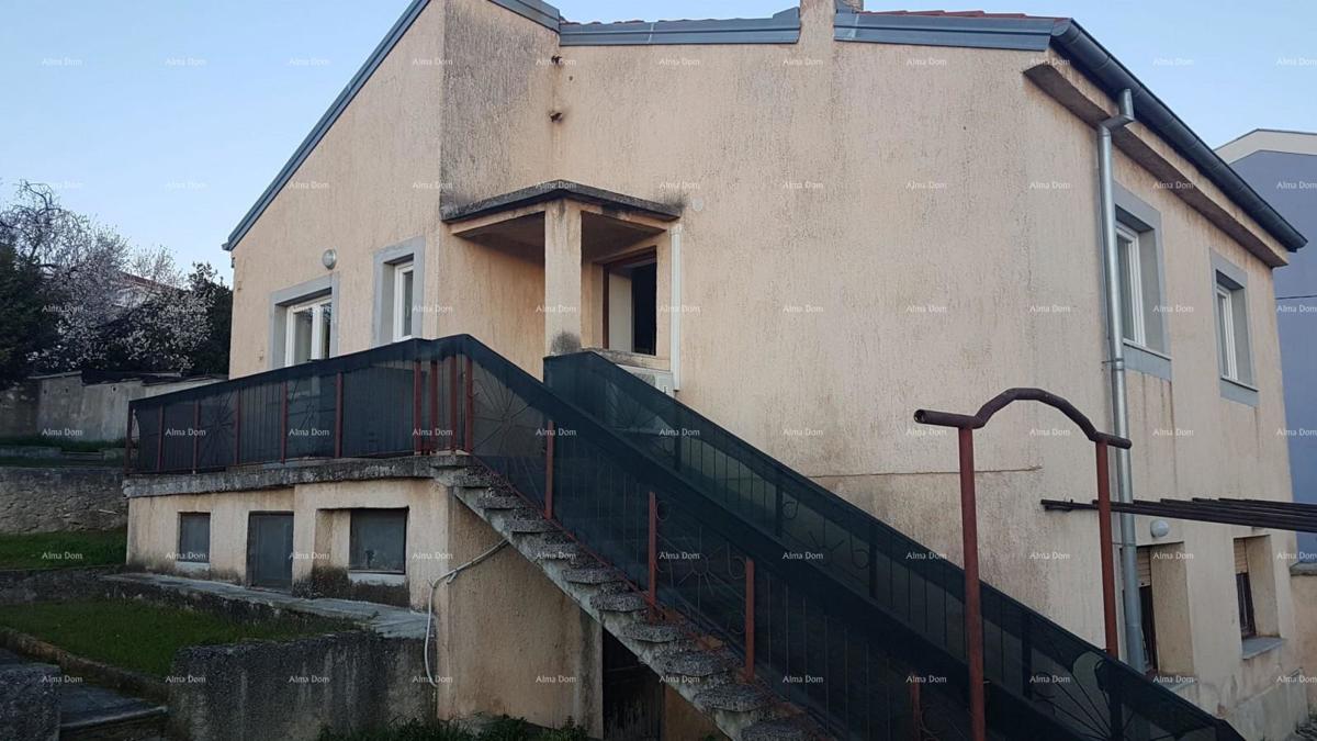 Pulj! Hiša z dvema apartmajema in velikim vrtom.