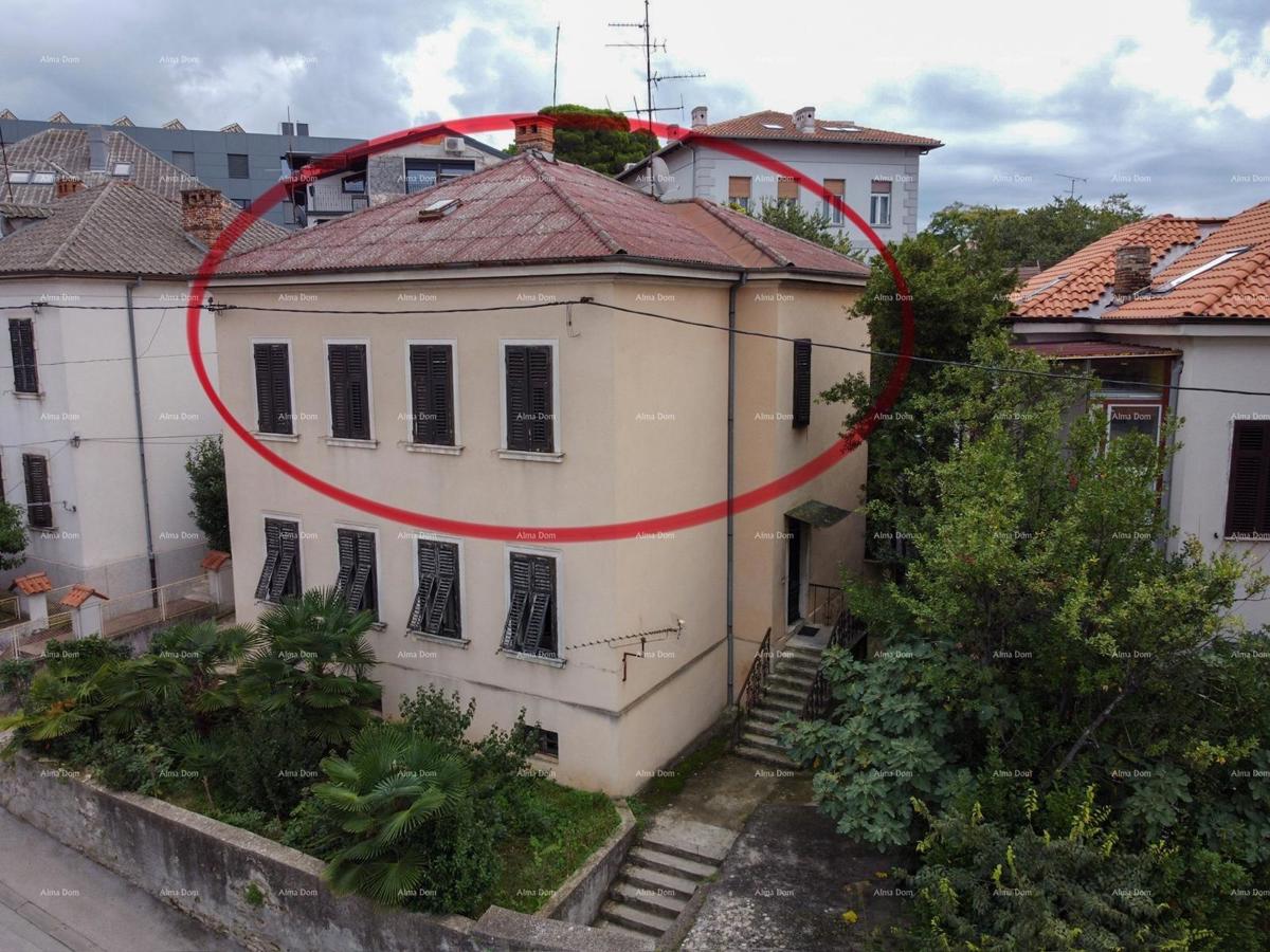 Na prodaj je prostorno stanovanje v Preradovićevi ulici, Pulj. Stanovanje se razteza čez celotno nadstropje in nudi veliko prostora za prijetno bivanje.